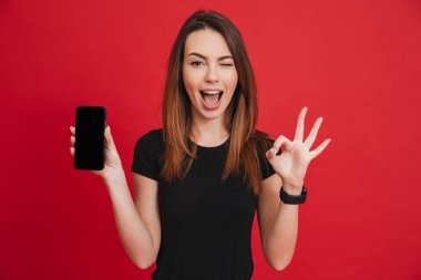 Sevindirici ve ok işareti adver sırasında gösterilen Modern beyaz kadın