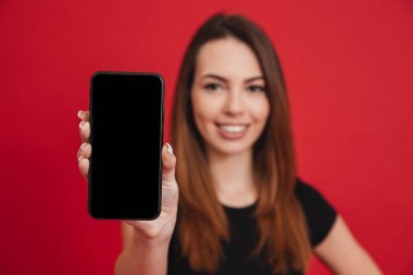 Ticari ve sunu yaparken uzun kahverengi saçlı beyaz kadın