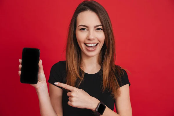 Primeros planos de la alegre chica adulta sonriendo y demostrando b — Foto de Stock