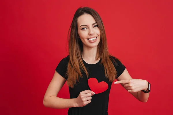 Mulher romântica 20s com cabelos castanhos longos sorrindo e gesticulando fi — Fotografia de Stock