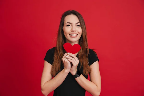 Mujer romántica adorable 20s con pelo largo marrón celebración de papel h —  Fotos de Stock