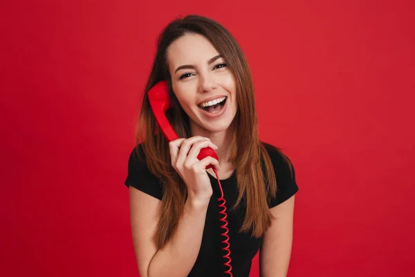 Retrato de mujer joven en negro casual teniendo conversati móvil — Foto de Stock