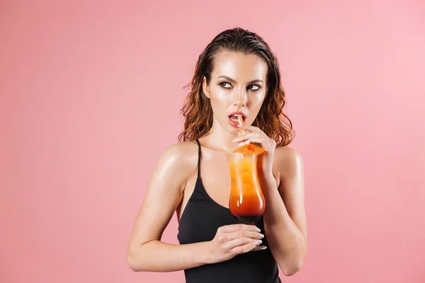 Retrato de moda de una hermosa joven — Foto de Stock