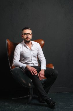 Yakışıklı işadamı izole oturma