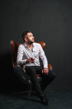 Yakışıklı işadamı bir kenara arıyorsunuz.