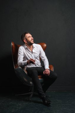 Yakışıklı işadamı bir kenara arıyorsunuz.