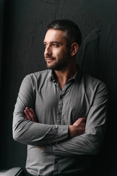 Handsome man standing over dark background — Stock Photo, Image