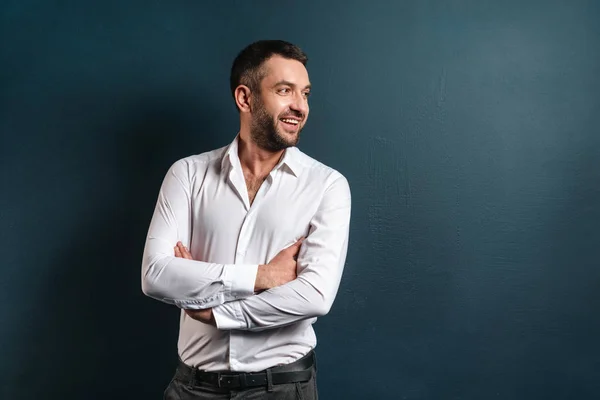 Guapo hombre alegre de pie sobre fondo azul oscuro —  Fotos de Stock