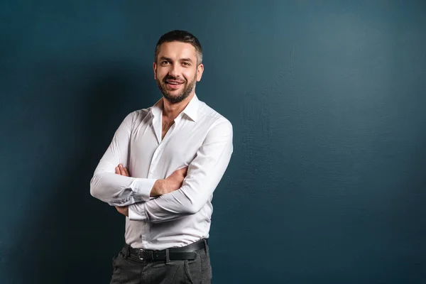 Guapo hombre alegre de pie sobre fondo azul oscuro —  Fotos de Stock