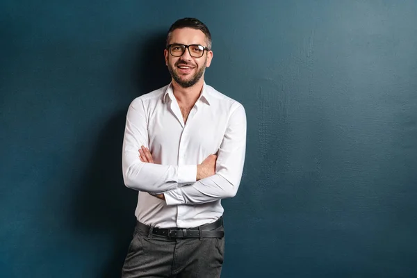 Guapo hombre alegre de pie sobre fondo azul oscuro —  Fotos de Stock