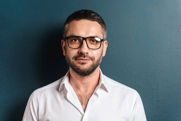 Handsome man standing over dark blue background — Stock Photo, Image