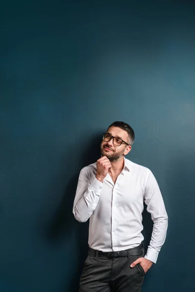 Omtänksamma mannen bär glasögon — Stockfoto