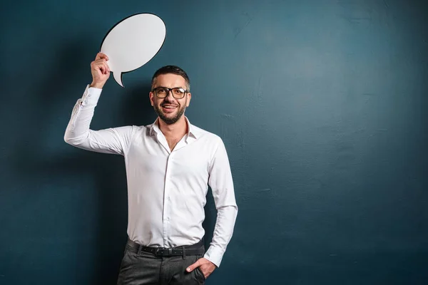 Hombre alegre con gafas sosteniendo la burbuja del habla . —  Fotos de Stock