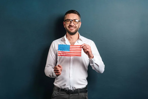 Homem alegre mostrando bandeira dos EUA . — Fotografia de Stock