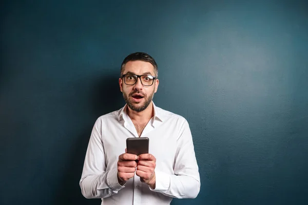 Impresionado hombre excitado utilizando el teléfono móvil . — Foto de Stock