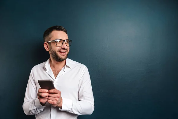 Hombre feliz de pie sobre fondo azul oscuro — Foto de Stock