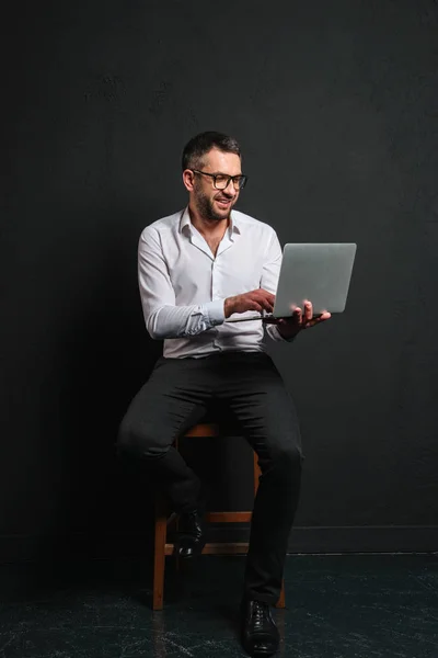 Konzentrierter Geschäftsmann mit Laptop. — Stockfoto