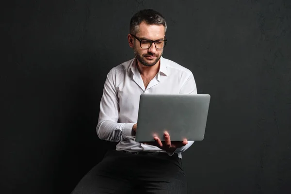 Homem de negócios concentrado usando computador portátil . — Fotografia de Stock