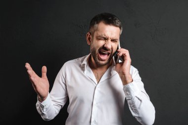 Cep telefonuyla konuşurken memnun işadamı.