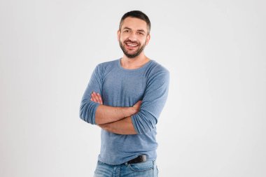 İzole mutlu yakışıklı genç