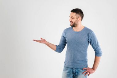 Neşeli genç adam gösteren boşaltmak.