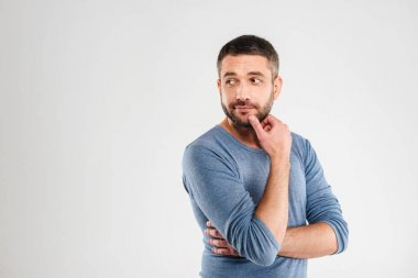 Düşünceli adam beyaz arka plan üzerinde izole