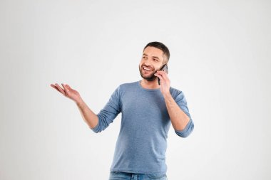 Cep telefonuyla konuşan izole neşeli adam.