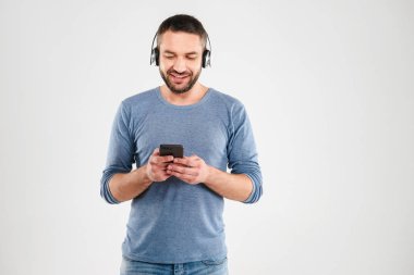 Cep telefonu kullaranarak mutlu adam izole müzik.
