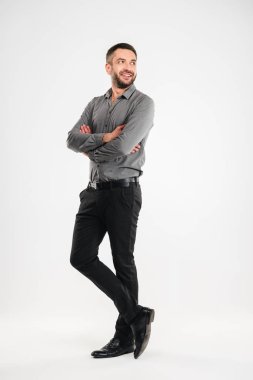 Neşeli adam beyaz arka plan üzerinde izole