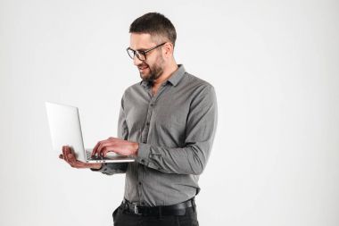 Dizüstü bilgisayar kullanan mutlu adam.