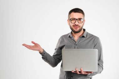 Dizüstü bilgisayar kullanan karışık iş adamı.