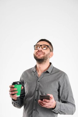 Mutlu işadamı cep telefonuyla kahve içme. Bir kenara arıyorsunuz.