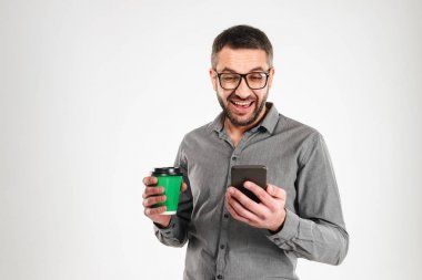 Mutlu işadamı cep telefonuyla kahve içme. Bir kenara arıyorsunuz.