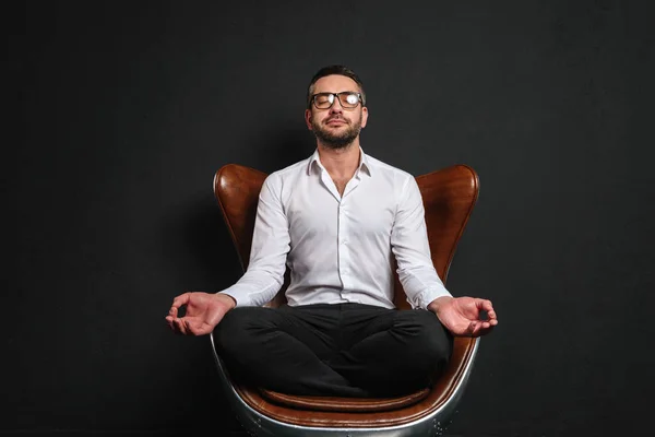 Biznesmen koncentratu medytować. — Zdjęcie stockowe