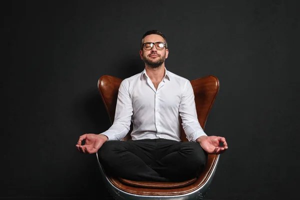 Concentrato uomo d'affari meditare . — Foto Stock