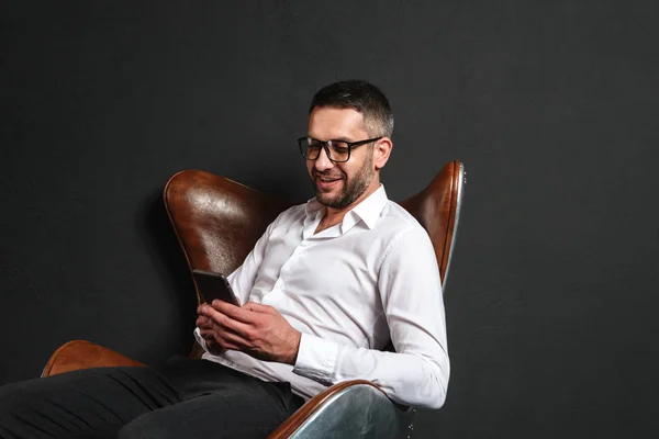 Feliz hombre de negocios charlando por teléfono . —  Fotos de Stock