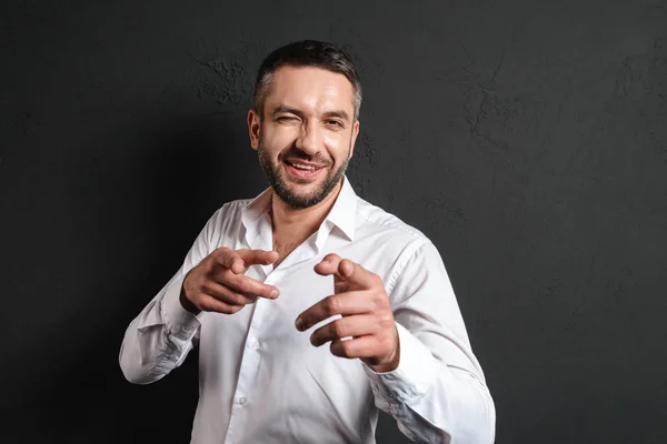 Hombre de negocios alegre señalándote guiñando un ojo . —  Fotos de Stock