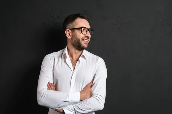 Zakenman geïsoleerd op donkere zwarte achtergrond — Stockfoto