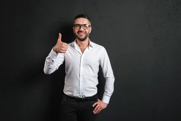 Alegre hombre de negocios mostrando pulgares hacia arriba . —  Fotos de Stock