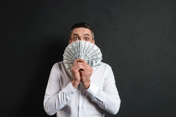 Шокированный бизнесмен, покрывающий лицо деньгами . — стоковое фото