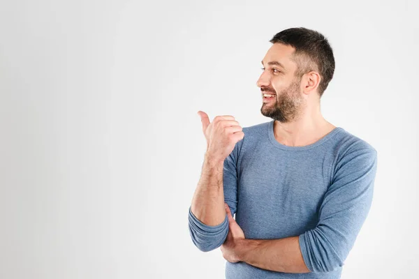 Fröhlicher junger Mann zeigt Kopierraum. — Stockfoto