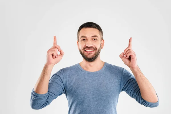 Schöner lächelnder junger Mann zeigt. — Stockfoto