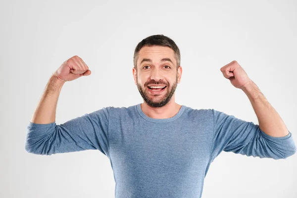 Homem feliz mostrando bíceps . — Fotografia de Stock