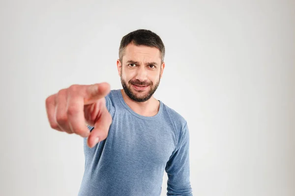 Un hombre gracioso señalándote . — Foto de Stock