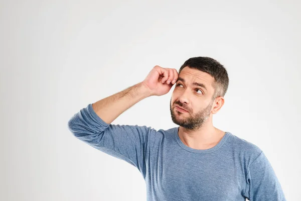 Förvirrad man stå isolerade — Stockfoto