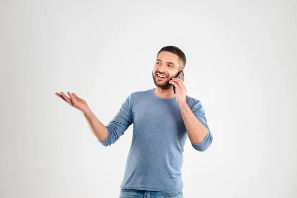 Fröhlicher Mann, der isoliert mit dem Handy spricht. — Stockfoto