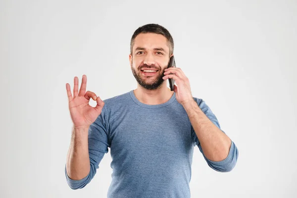 Boldog ember, hogy rendben gesztus beszélő, mobil telefon. — Stock Fotó