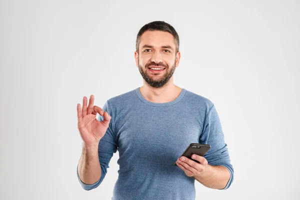 Szczęśliwy człowiek gest porządku rozmowy przez telefon komórkowy. — Zdjęcie stockowe