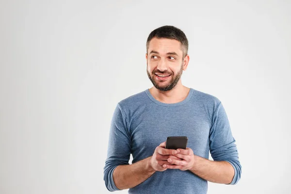 Cheerful man chatting by mobile phone. — Stock Photo, Image