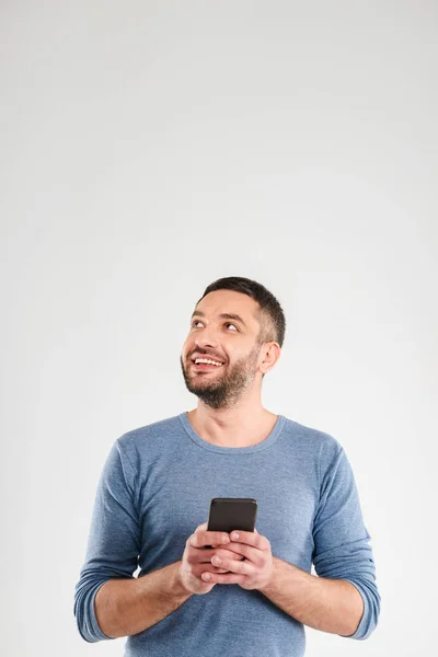 Cheerful man chatting by mobile phone. — Stock Photo, Image